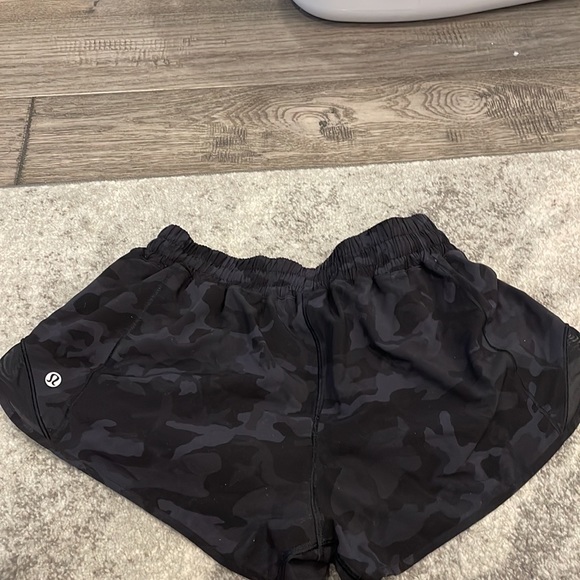 Lululemon black camo Hotty Hot Low-Rise Lined Short 2.5" in size 6 - Picture 2 of 6
